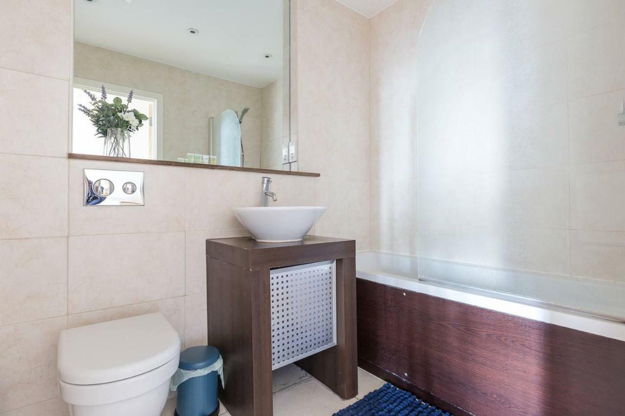 Modern 1 Bedroom Apartment In E1 With Great Views Лондон Экстерьер фото